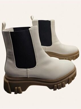 Chinese Laundry Jenny Cream Chunky Chelsea Lug Boots 9.5 NIB